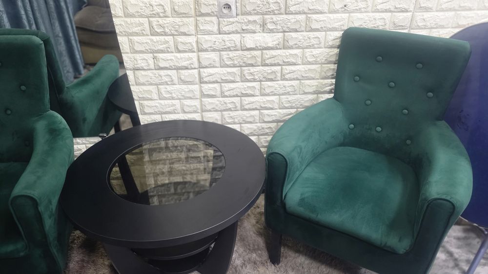 Продам журнальный стол и два кресла