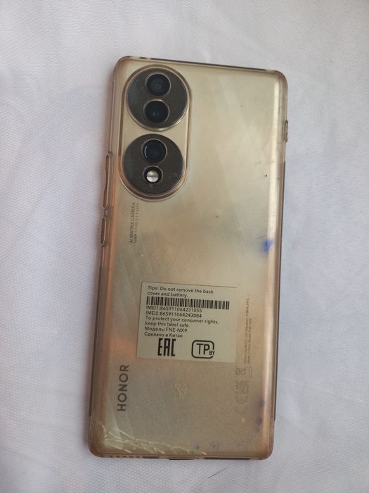 Телефон марки Honor 70