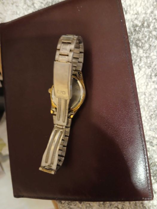 ceas Q&Q cu bratara metalica in stare perfecta