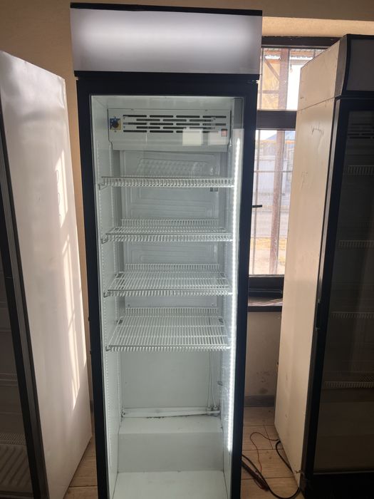 Продаю Витринный холодильник