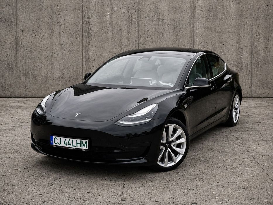 Tesla Model 3 Solid Black / Interior Piele Albă / Jante 19”
