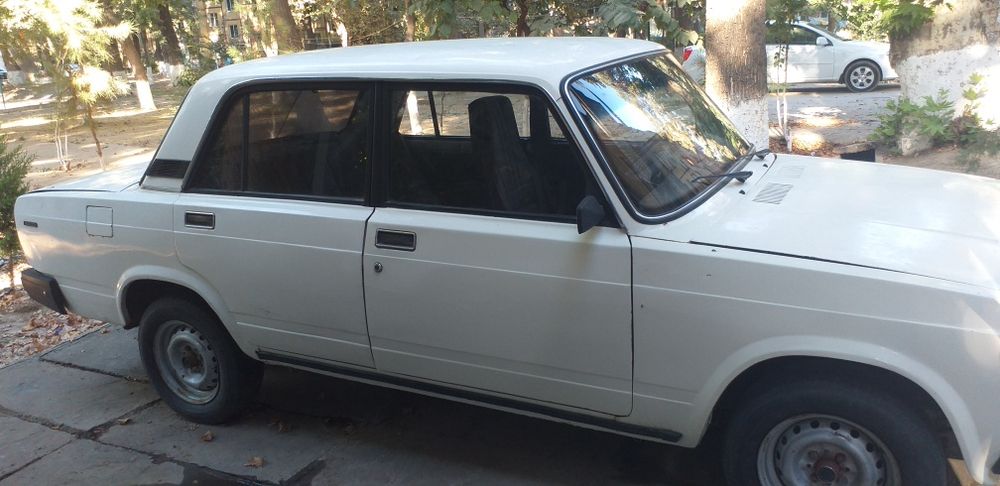 Продаётся Своя Машина ВАЗ 2107 мотор новый хороши состояни 1989 года.