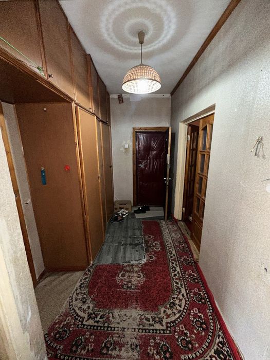 Продаётся трёхкомнатная на м-в Карасу 6 ( 275 школа )