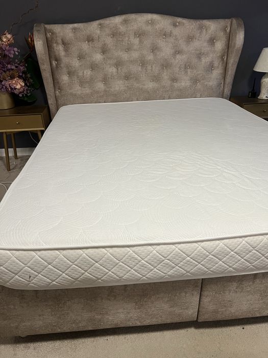 Pat tapitat bej, lada de depozitare