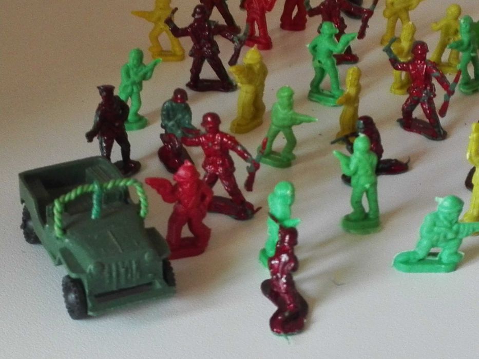 Пластмасови войници и лот гръцки фонокарти .