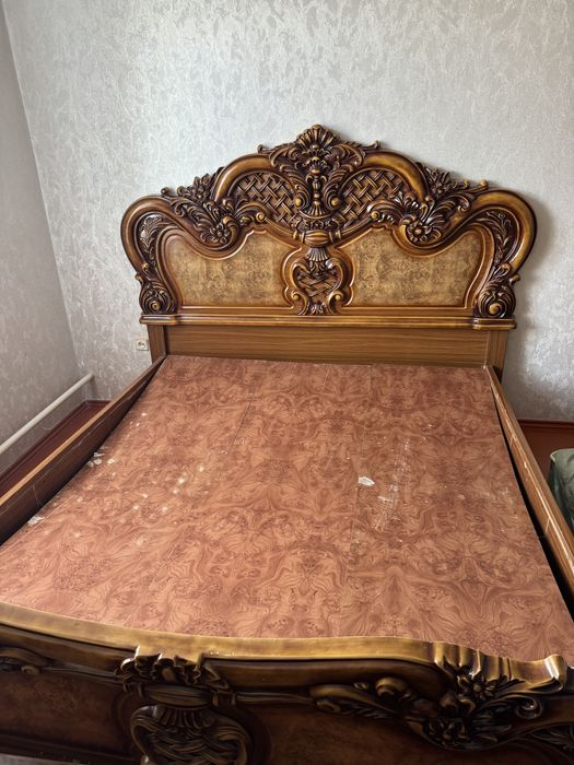 Кровать и тумбы отдам бесплатно кому надо заберите…..