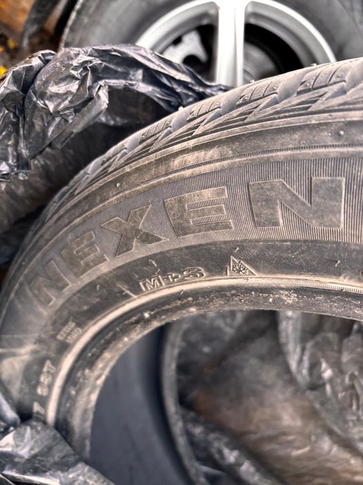 Продам зимние шины с шипами 215/55/R17