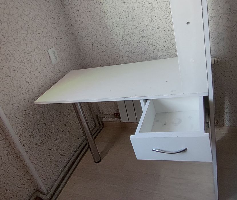 Продаю маникюрный стол
