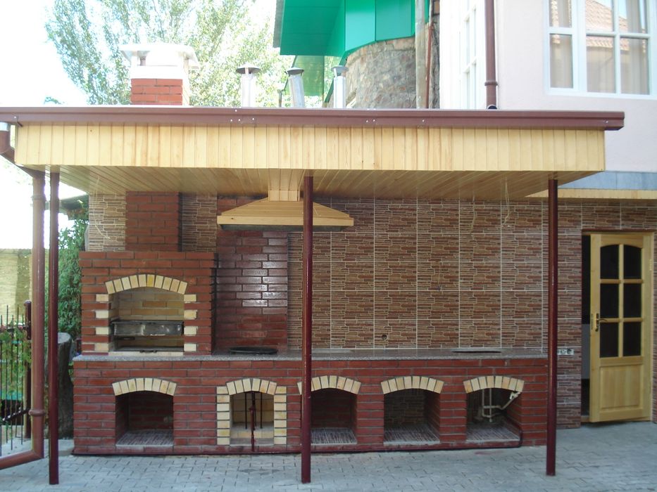 Команда мастеров строит летние кухни Барбекю. Очаги. Камин