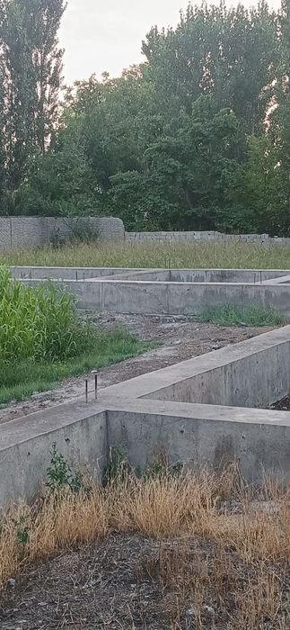 3тарафи йул 16сутик катта йулдан 200м ичкари айтворилар уралган.