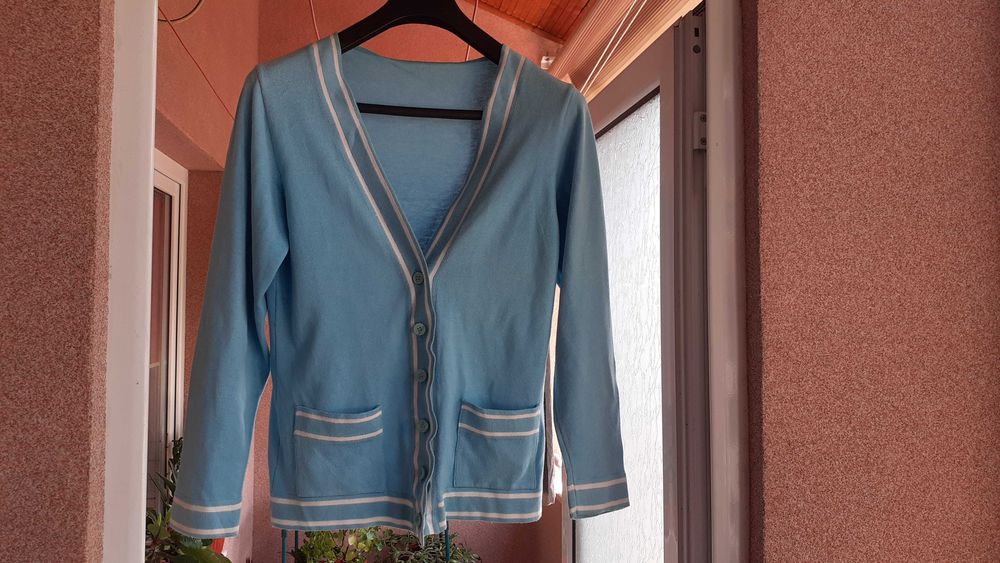 Небесно синя тънка жилетка