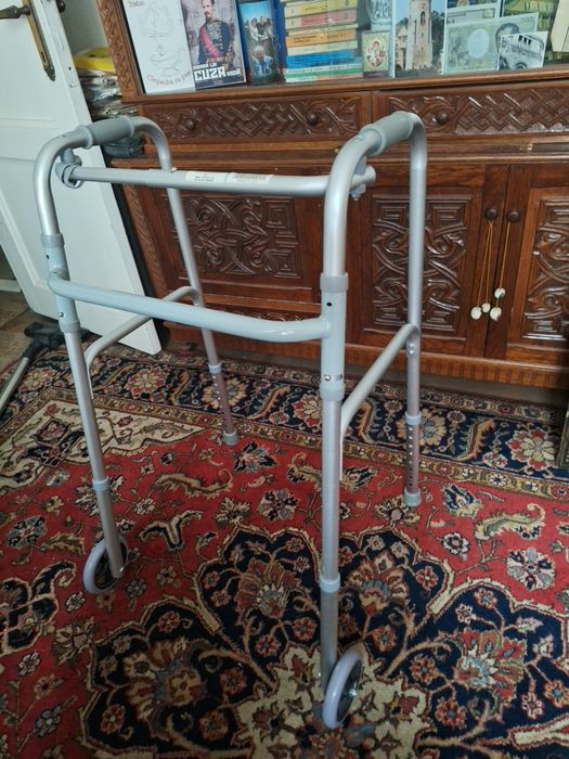 Cadru de mers pliabil, ajustabil pe inaltime, din aluminiu