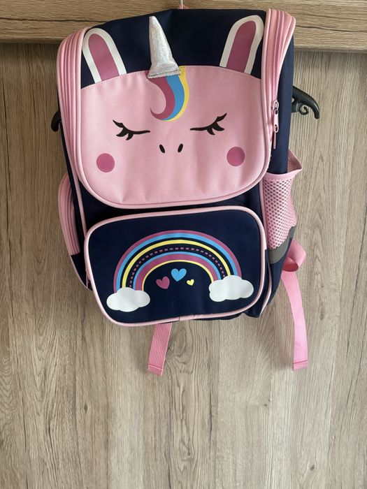 Подарявач раница за училище за момиченце