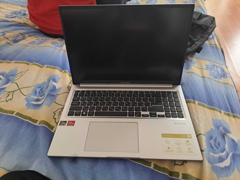 чисто нов лаптоп Asus Vivobook + оригинално зарядно