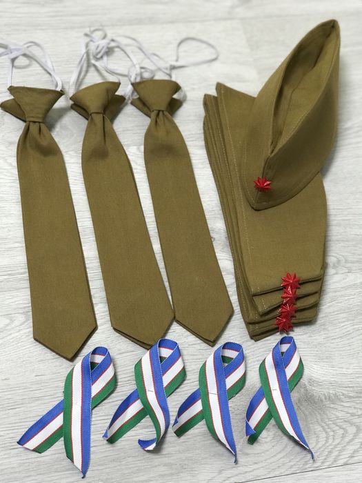 Пилотки и галстуки на 9 мая