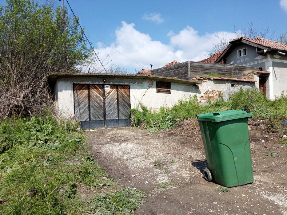 Реновирана къща с 9 стаи, гараж, плевня и земя - на търг