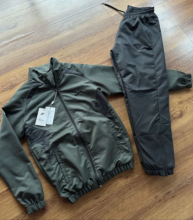 Мъжки,шушлеков екип Nike с масленозелено горнище и черно долнище