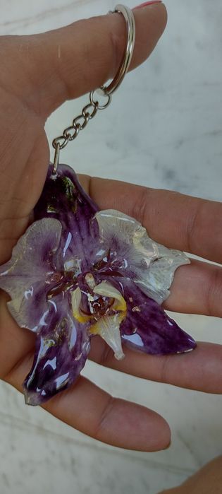 Ключодържател или аксесоар за чанта с естествен цвят на орхидея.