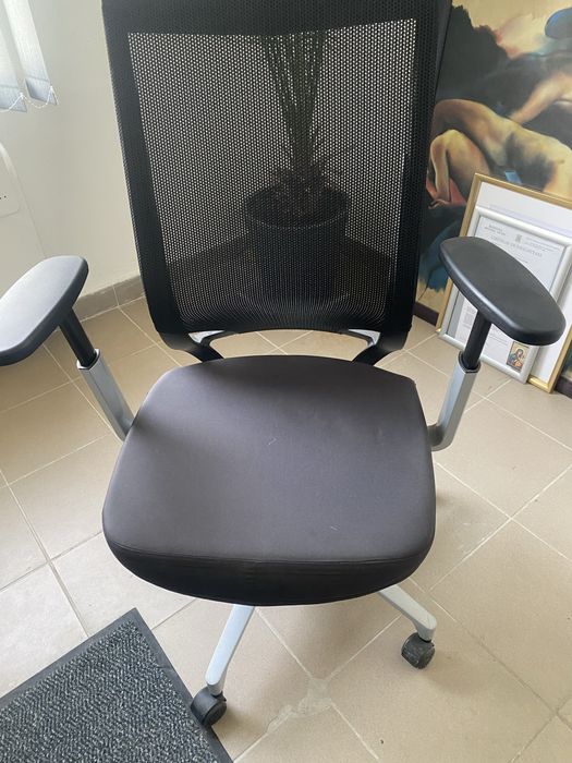 Scaun birou,stare foarte buna cumparat din Olanda,culoarea neagra cu gri,foarte calitativ