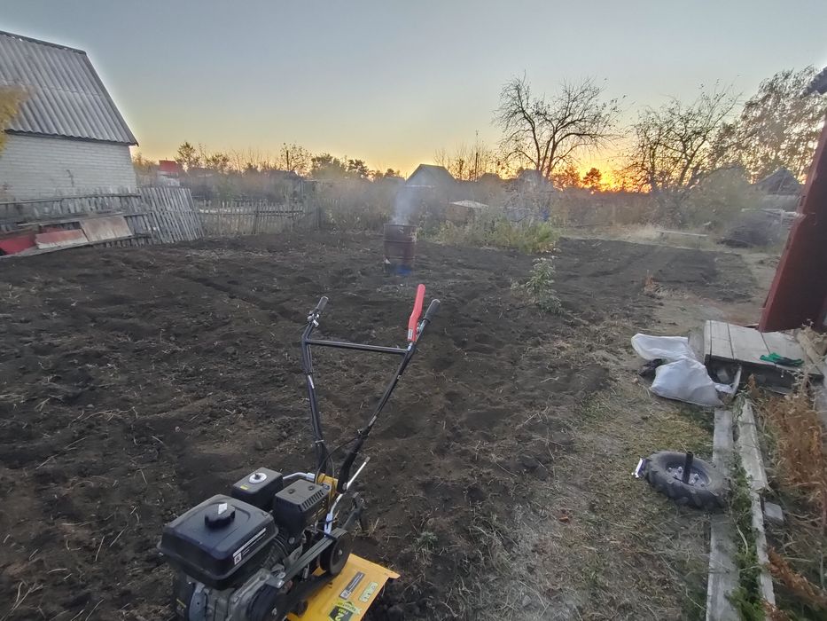 Вспашка земли мотоблоком.