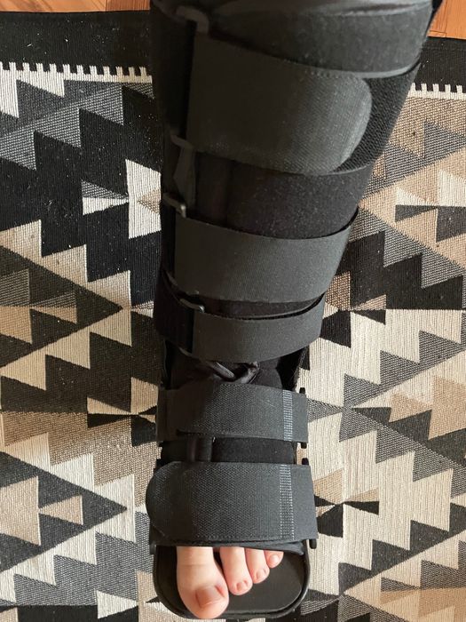 Orteză pentru a ține glezna fixa