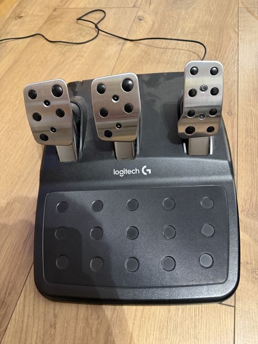Volan Logitech G920 cu schimbator si frana de mana.