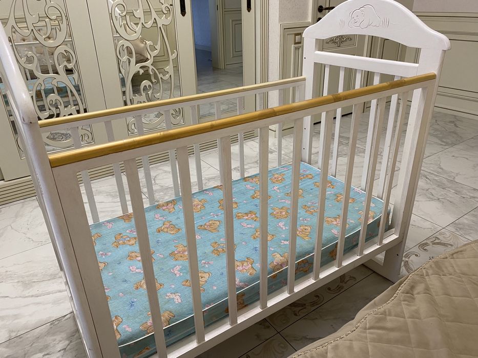 Детская кровать белого цвета