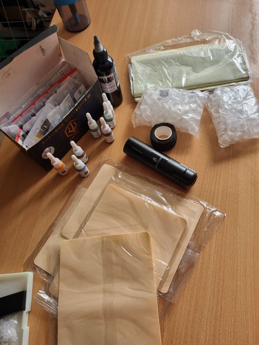 Kit tatuat, masina si accesoriile