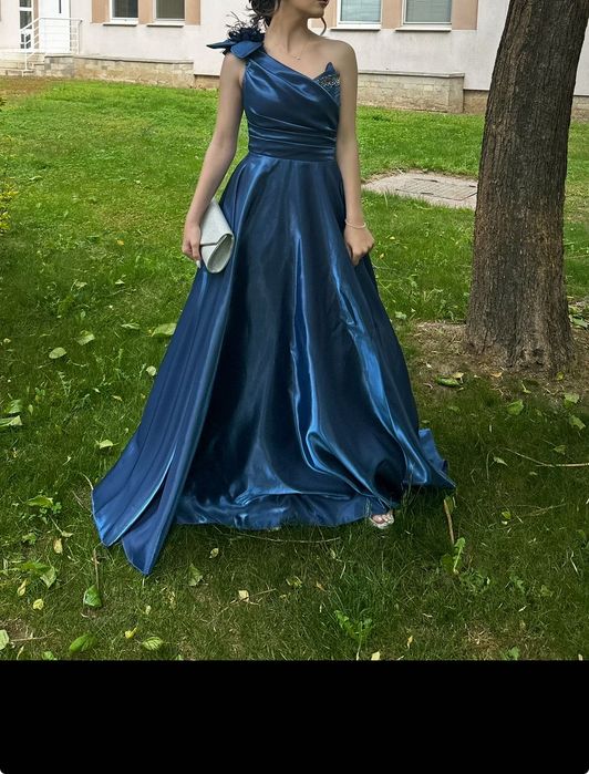 Официална рокля.