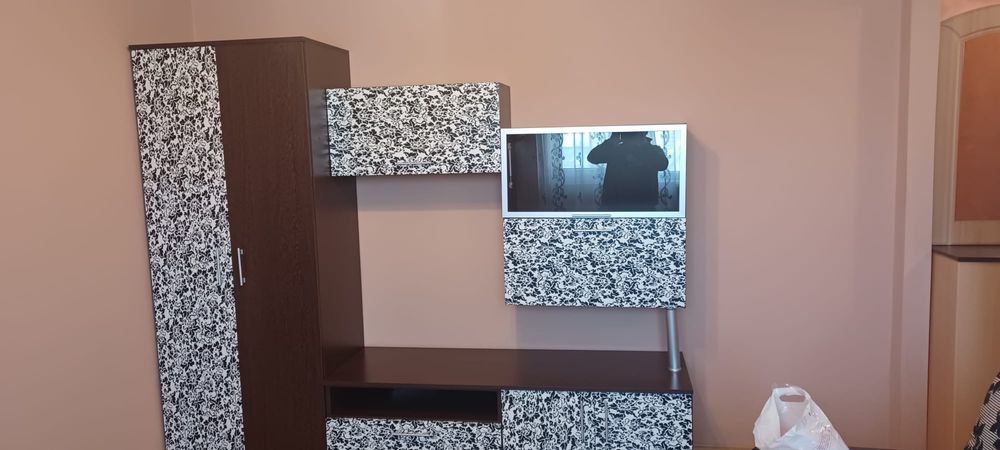 PROPRIETAR, inchiriez apartament 2 camere, situat in Bistrita, zona cinema Dacia. Imobilul se afla la etajul 4 al unui bloc cu 4 etaje, izolat termic