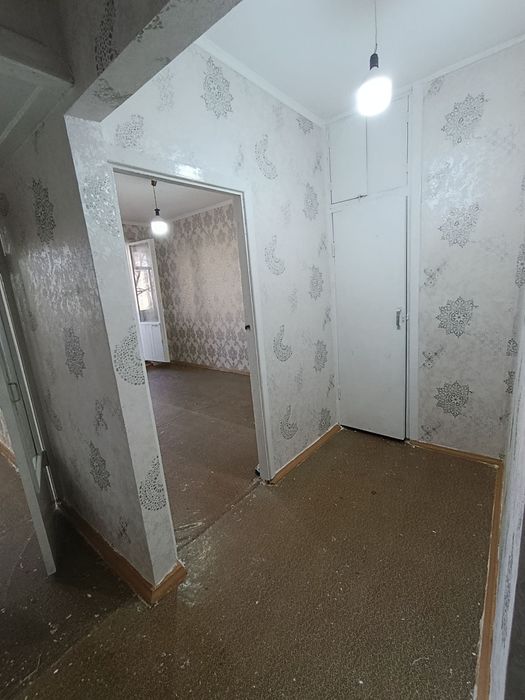 1 хона 2 хона килинган 3 этажда квартира сотилади