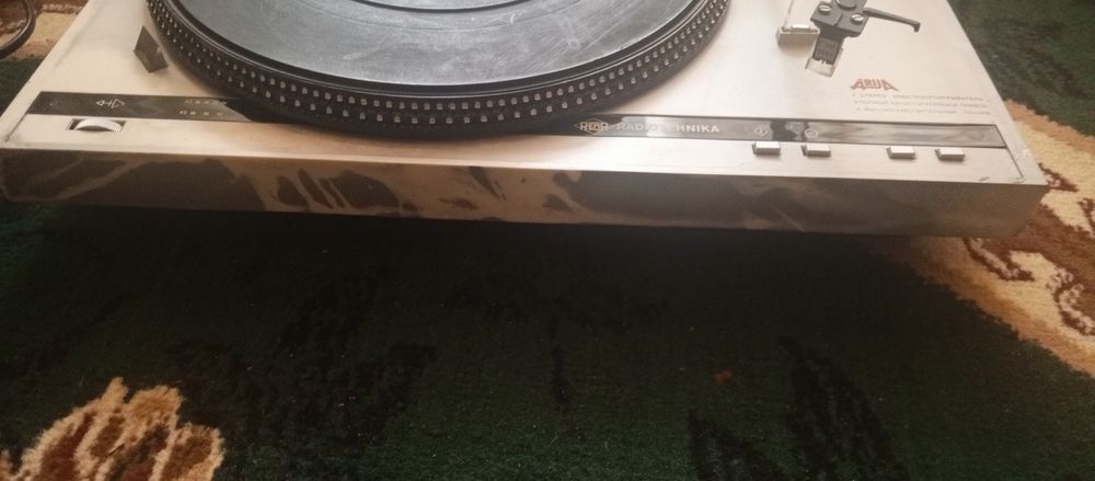 Радиотехника Проигрыватель без колонки работает