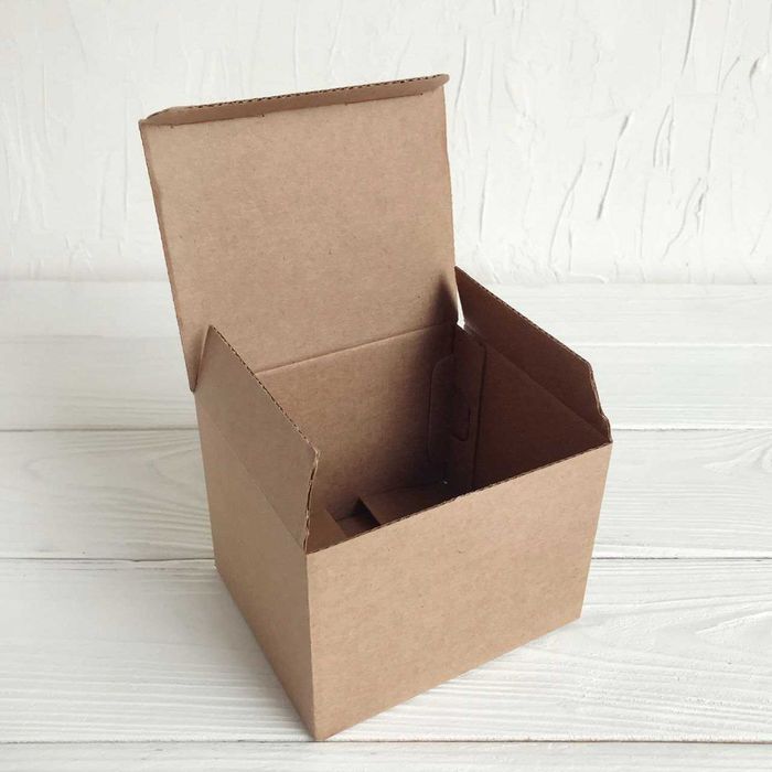 Крафт и белые коробки с крышкой