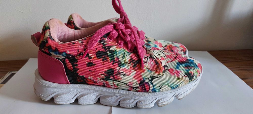 Кроссовки для девочки размер 34