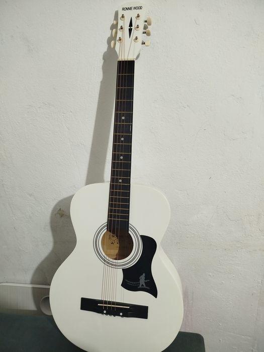 Продам гитару белого цвета