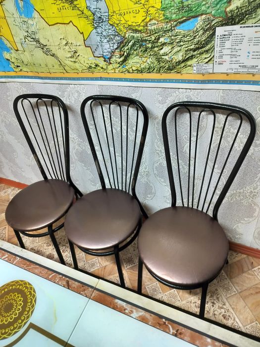Кухонный красивый стол и стулья