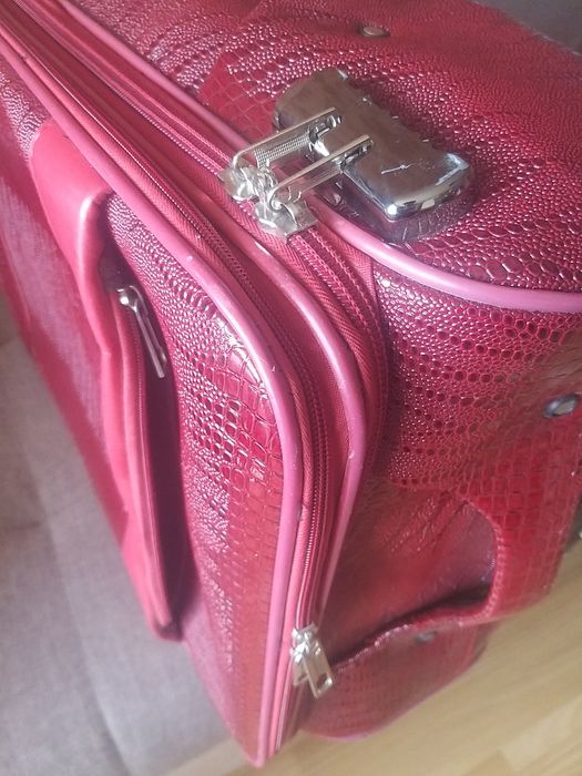 Чемодан с колесиками