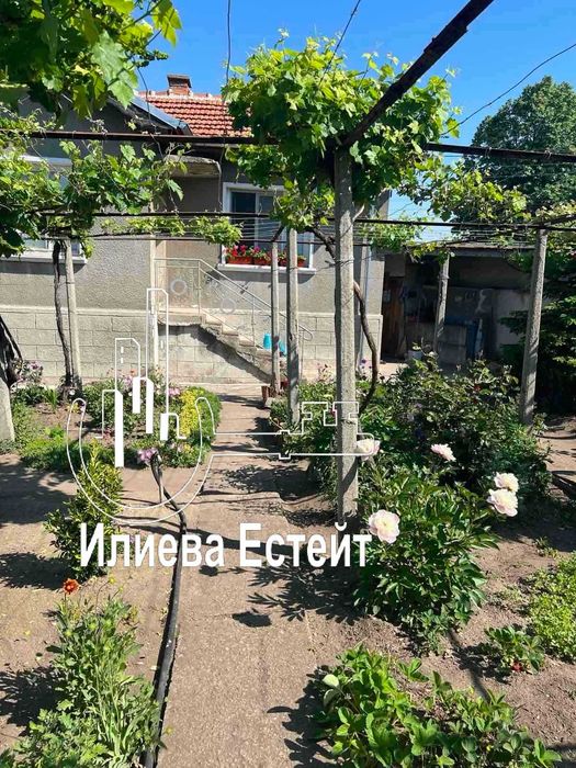 Продава къща с двор в с.Ябълково до Димитровград