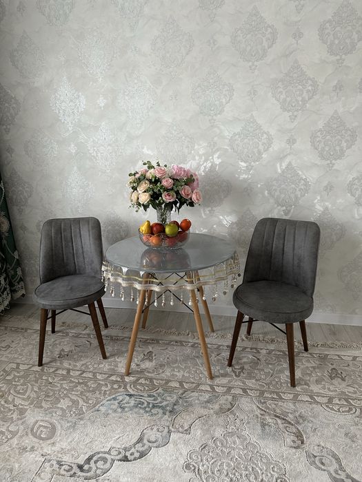 Круглый стол с стульями