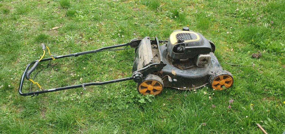 Masina de tuns iarba pe benzina, cu tractiune McCulloch. Motocoasa