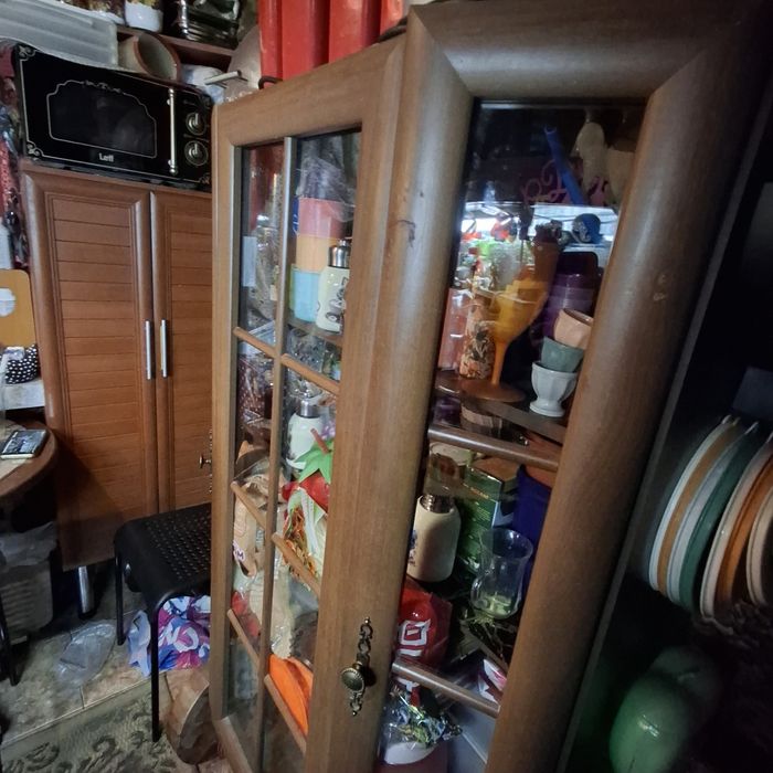 Продам шкаф- сервант