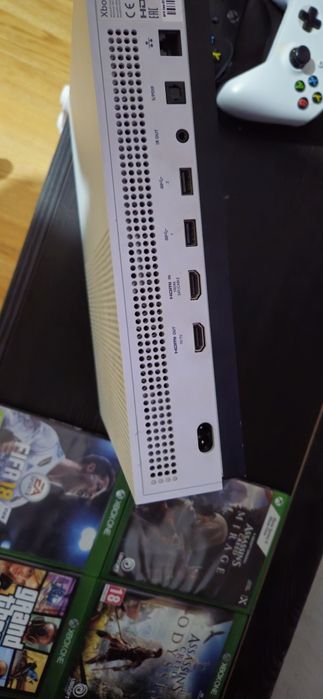 Xbox one s 500 gb 2 manete si 4 jocuri.