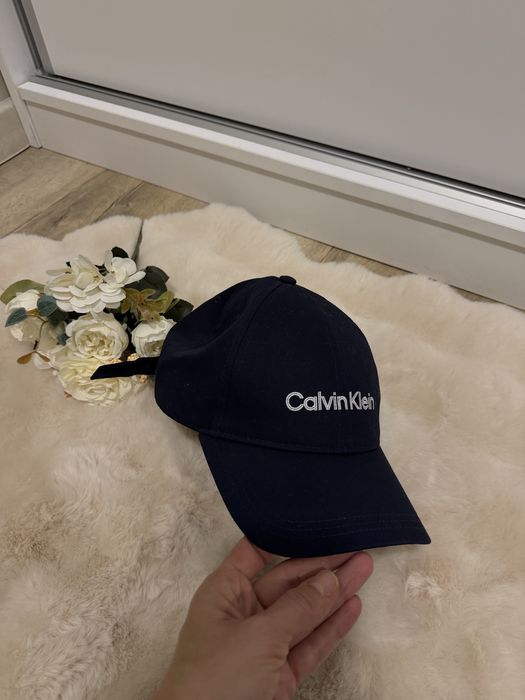Шапка с козирка Calvin Klein