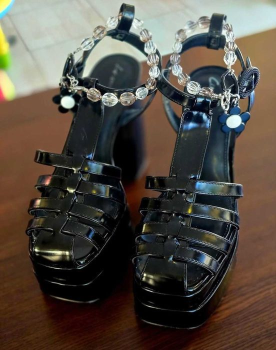 Дамски сандали на висок ток