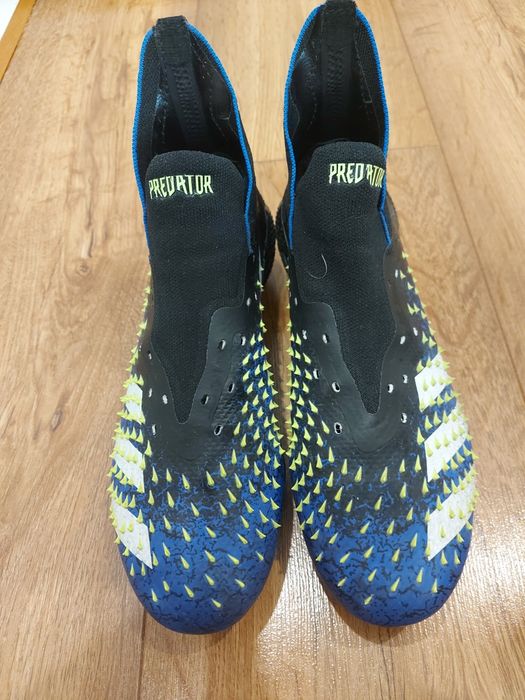 Продам профессиональные кроссовки для футбола