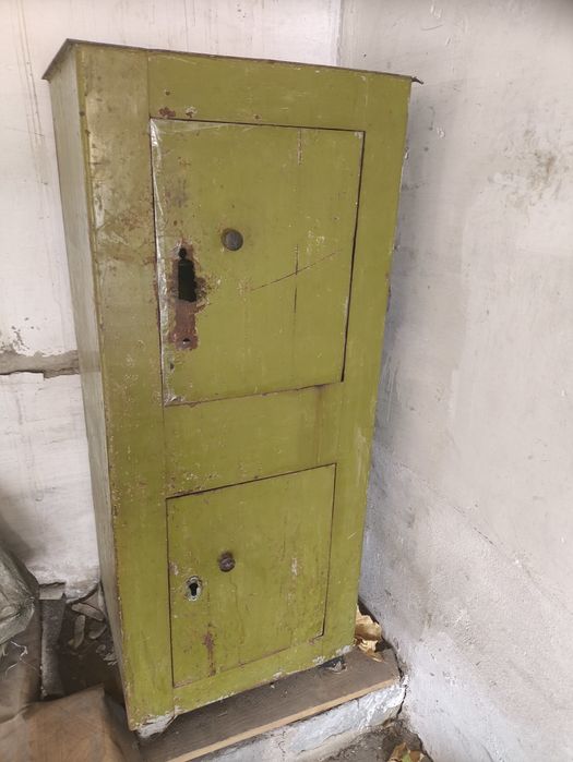 Сейф железный двухсекционный