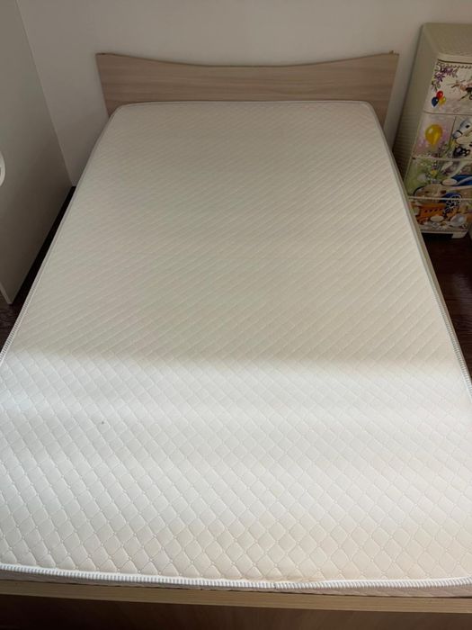 Кровать с матрасом
