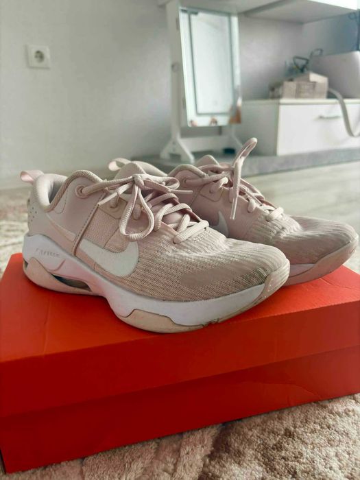 Продавам дамски маратонки Nike