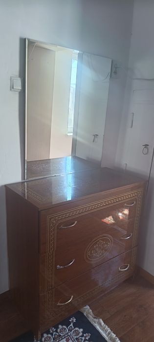 Тумбочка сатылады айнасымен