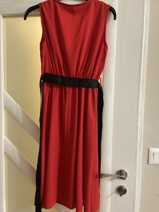 Червена рокля с  черен колан